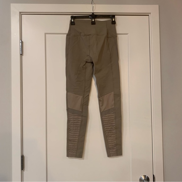ALO Yoga High-Waist Moto Legging Gravel Medium - Picture 6 of 9